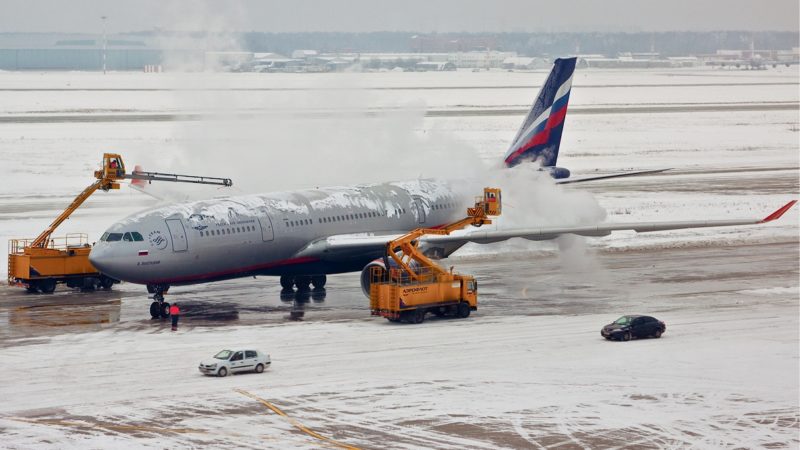 "Aeroflot Airbus A330-200 de-icing Pereslavtsev" by Alex Pereslavtsev - http://www.airliners.net/photo/Aeroflot---Russian/Airbus-A330-243/1710354/L/. Licensed under GFDL 1.2 via Commons.