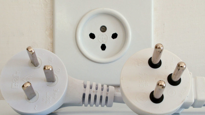 "Israeli-type-H-plugs-and-socket" by fr:Utilisateur:Kiddo - Photo taken by fr:Utilisateur:Kiddo on behalf of fr:Utilisateur:FF7Sephiroth.. Licensed under Public Domain via Wikimedia Commons.